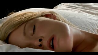Գեղեցիկ սիրողական աղջիկը ուժեղ մինետ է տալիս գոլորշու տնական սեքս-տեսանյութում